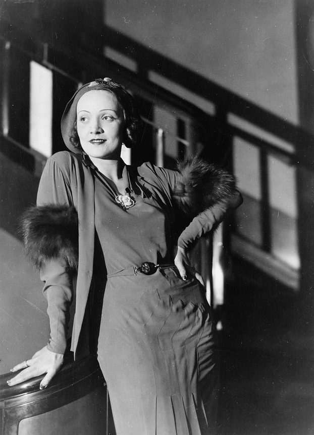 Marlene Dietrich in typischer 30er Jahre Damenmode (C) wikimedia.org