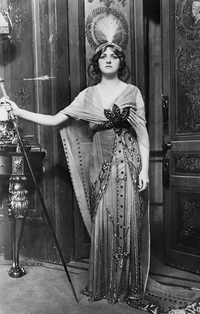 Gladys Cooper im Jahre 1913 in einem ausgefallenen Bühnenoutfit-(C) wikimedia.com