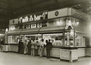 Milchbar in der Central Railway Station von Sidney 1946. wikimedia.com
