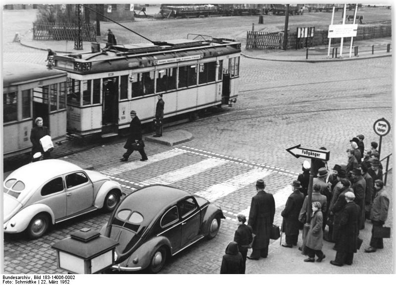 Der Käfer bestimmte das Straßenbild in den 50er Jahren / wikimedia.com